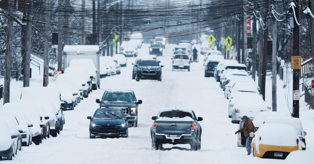 Major Winter Storm Sweeps Across Midwest, Disrupting Travel and Power Supply