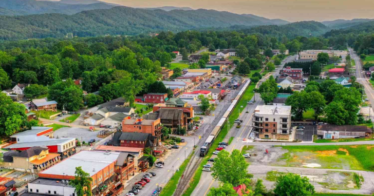 Top 8 Charming Small Towns In Georgia To Visit For A Spring Day Trip