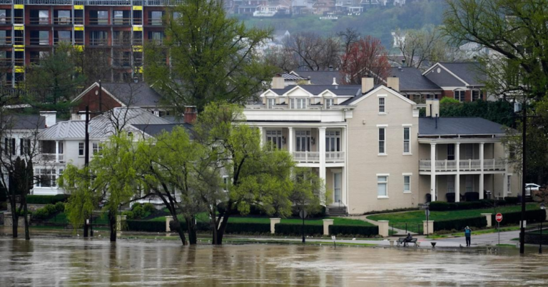 Breaking: Tennessee Town Hit by Severe Flooding, Thousands Evacuate as Water Levels Surge