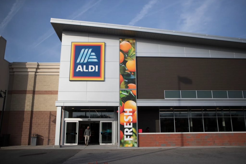 US Memorial Day 2025: Store Openings and Closures Affect Shopping and Services Nationwide