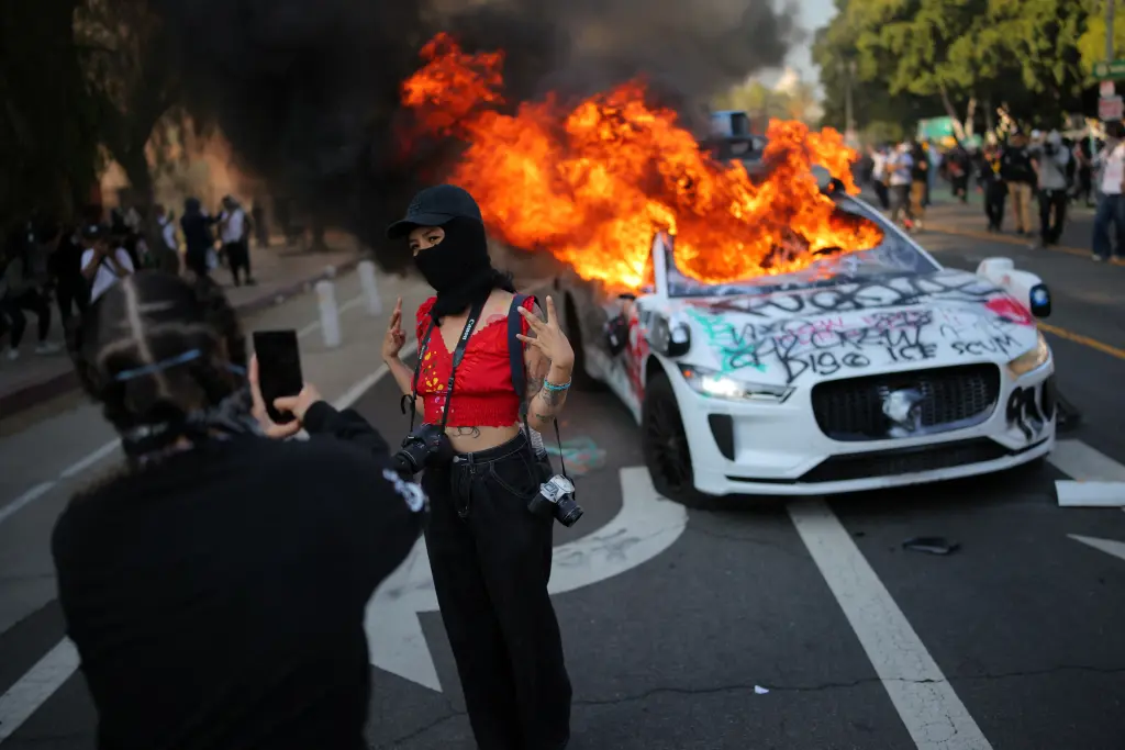 LA 101 Freeway Chaos: 2,000 Anti-ICE Rioters Cause Havoc and Destroy Self-Driving Cars